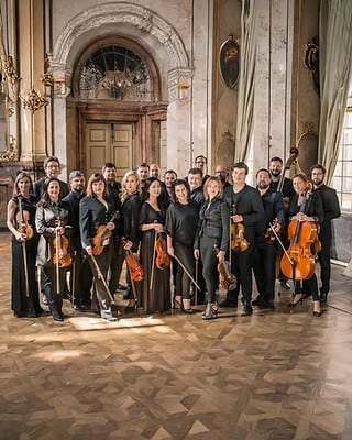 Prague Chamber Soloists: 
Fundada por miembros de la Filarmónica Checa, cautiva al público con interpretaciones magistrales que unen tradición y modernidad en un sonido inconfundiblemente europeo.