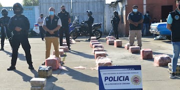 Operativo de la policia de Córdoba en el que se secuestraron de casualidad mas de 500 kilos de marihuana escondido en un taller mecánico y lavadero en barrio Muller. 11 enero 2022 foto Javier Ferreyra