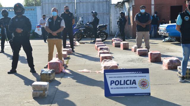 Operativo de la policia de Córdoba en el que se secuestraron de casualidad mas de 500 kilos de marihuana escondido en un taller mecánico y lavadero en barrio Muller. 11 enero 2022 foto Javier Ferreyra