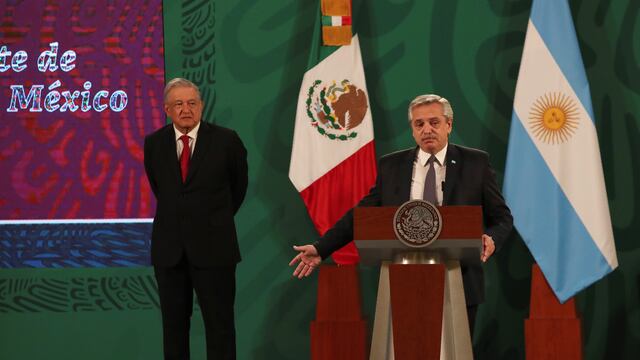 El presidente Alberto Fernández ofrece una conferencia de prensa junto a su par mexicano, Andrés Manuel López Obrador. (AP/Marco Ugarte)