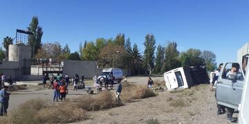 Un colectivo volcó a la altura del ex boliche Nonquén, en la Ruta 7, acceso Este, Mendoza. Foto gentileza.