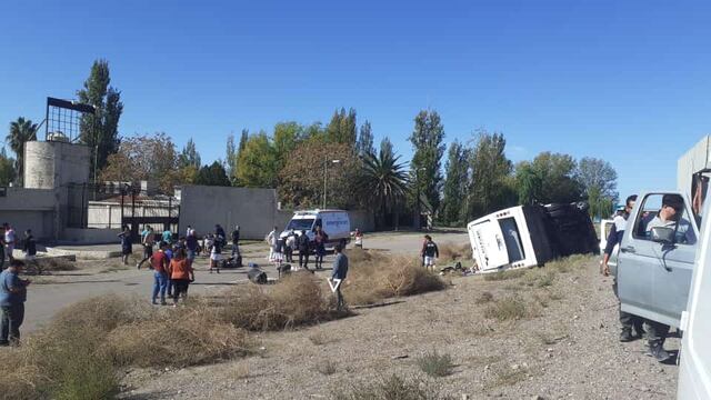 Un colectivo volcó a la altura del ex boliche Nonquén, en la Ruta 7, acceso Este, Mendoza. Foto gentileza.