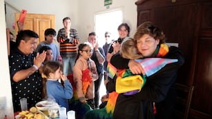 Emmanuel Vinch este lunes junto con parte de la comunidad de La Casita Trans. (Gentileza)