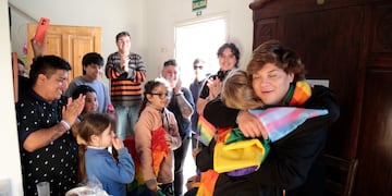 Emmanuel Vinch este lunes junto con parte de la comunidad de La Casita Trans. (Gentileza)