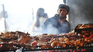 El espectáculo de la comida dentro del Festival de Doma y Folklore de Jesus María.