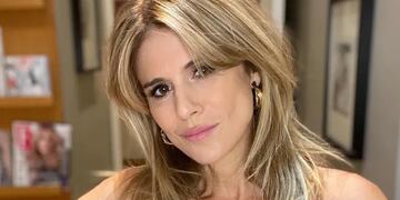 Desde Miami y con un coco en la mano, Flavia Palmiero posó con una microbikini y aseguró será el color del verano.