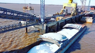 La firma recibe diferentes cargamentos en barco con fertilizantes.