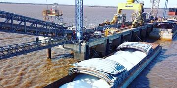 La firma recibe diferentes cargamentos en barco con fertilizantes.