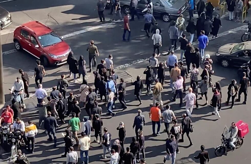 Ejecución pública en Irán: ahorcaron a un joven a 23 años que participó en las manifestaciones