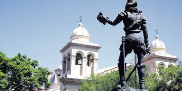 Jerónimo Luis de Cabrera, en la Plazoleta del Fundador.