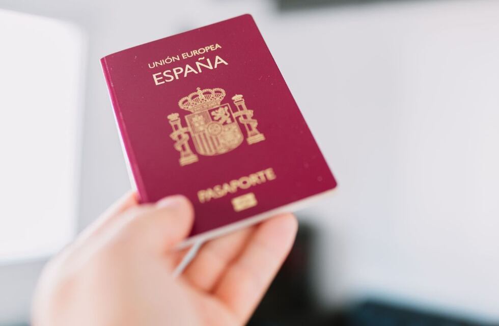 Emigrar a España: cómo es el programa que ofrece pasaje gratuito y 1.300 euros por mes