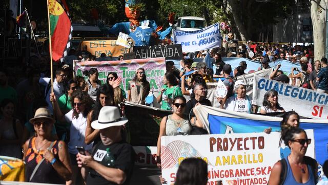 Protesta en defensa del agua, durante el Carrusel.