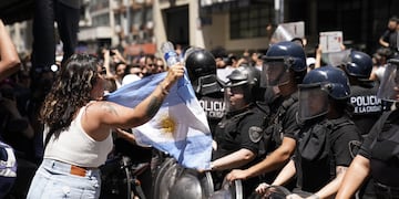 La Policía cortó la Avenida Corrientes.