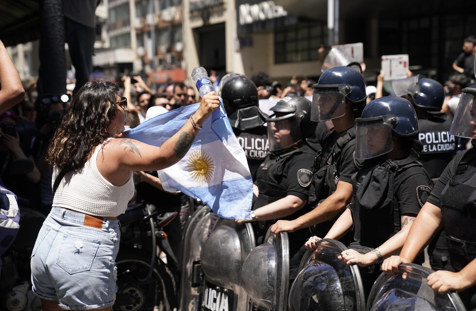 Marcha de la CGT: la Policía cortó la avenida Corrientes y se enfrentó a manifestantes