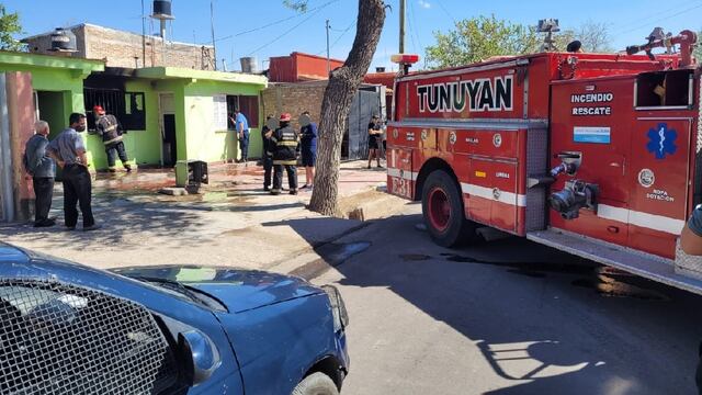 Un móvil del cuerpo de Bomberos de Tunuyán sofocó las llamas iniciadas por una pareja que fue detenida en el domicilio. Ministerio de Seguridad