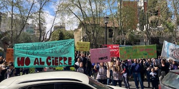 Docentes y familias afectadas organizaron una protesta sobre bulevar Oroño.