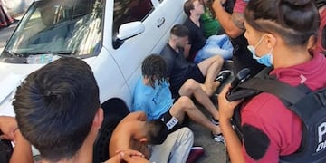 El momento de la detención de los seis jóvenes implicados en el abuso sexual en manada de la chica de 20 años en Palermo.