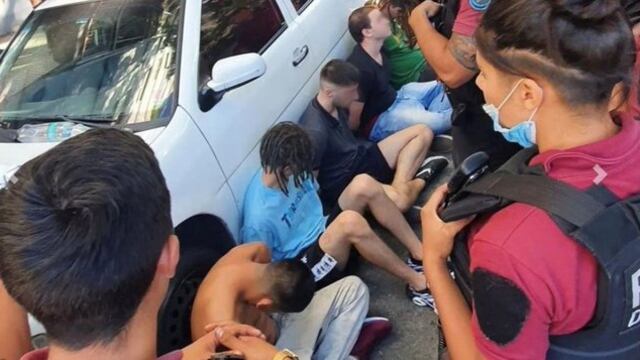 El momento de la detención de los seis jóvenes implicados en el abuso sexual de la chica de 20 años.