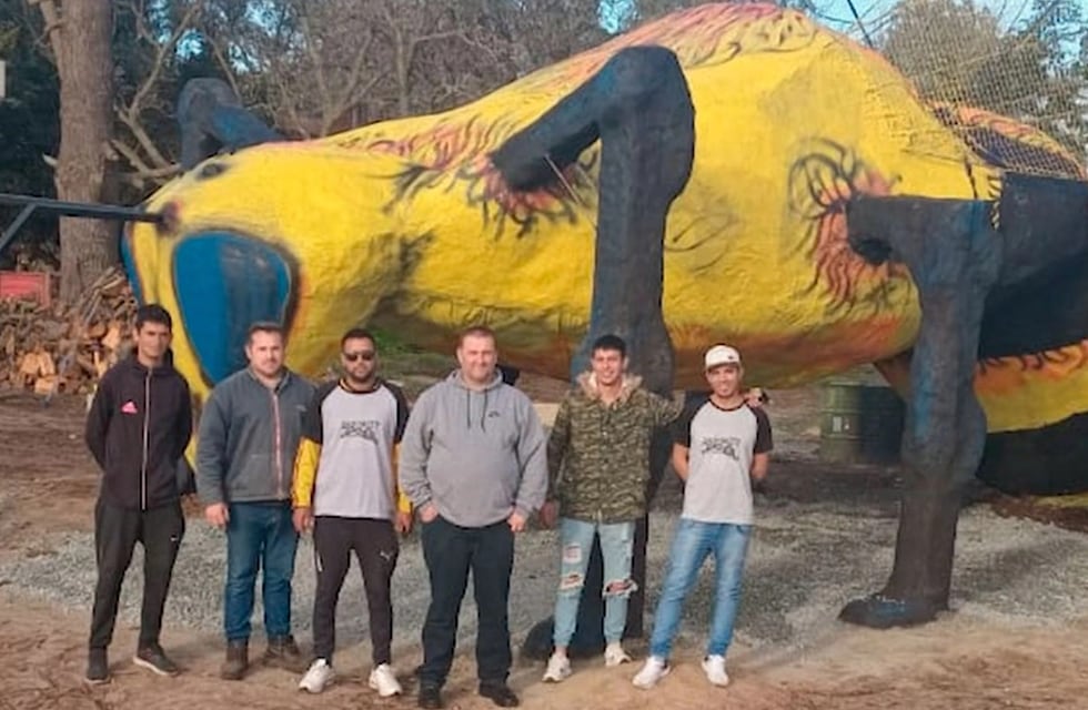 Un paranaense busca figurar en el Guinness construyendo la escultura más grande del mundo de una abeja