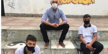 El director de la escuela José Vicente Zapata, Claudio Peña, y los estudiantes Fabricio Meza y Julián Tomas, de tercero quinta y quienes tienen a su cargo el dictado de talleres sobre Grooming para todos los alumnos.