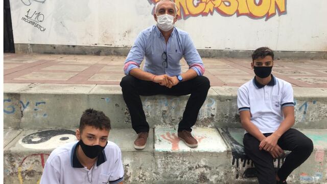 El director de la escuela José Vicente Zapata, Claudio Peña, y los estudiantes Fabricio Meza y Julián Tomas, de tercero quinta y quienes tienen a su cargo el dictado de talleres sobre Grooming para todos los alumnos.