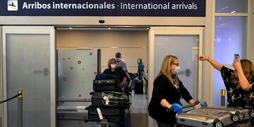 Salud hará foco en los viajeros, para evitar en la propagación de las nuevas variantes, caso Ómicron (La Voz).