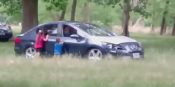 Una pareja bajó a sus hijos del auto para tener relaciones sexuales