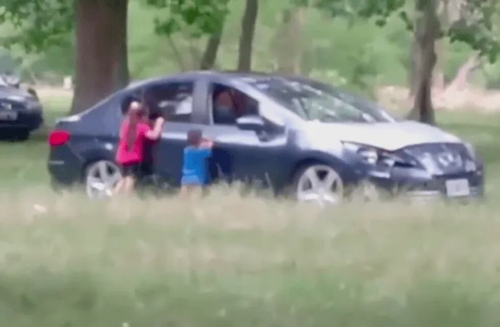 Video: una pareja dejó afuera del auto a sus hijos para tener relaciones