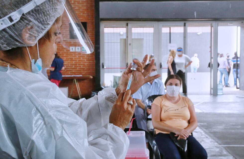 Cuándo terminarán de vacunar contra el coronavirus a médicos en Santa Fe