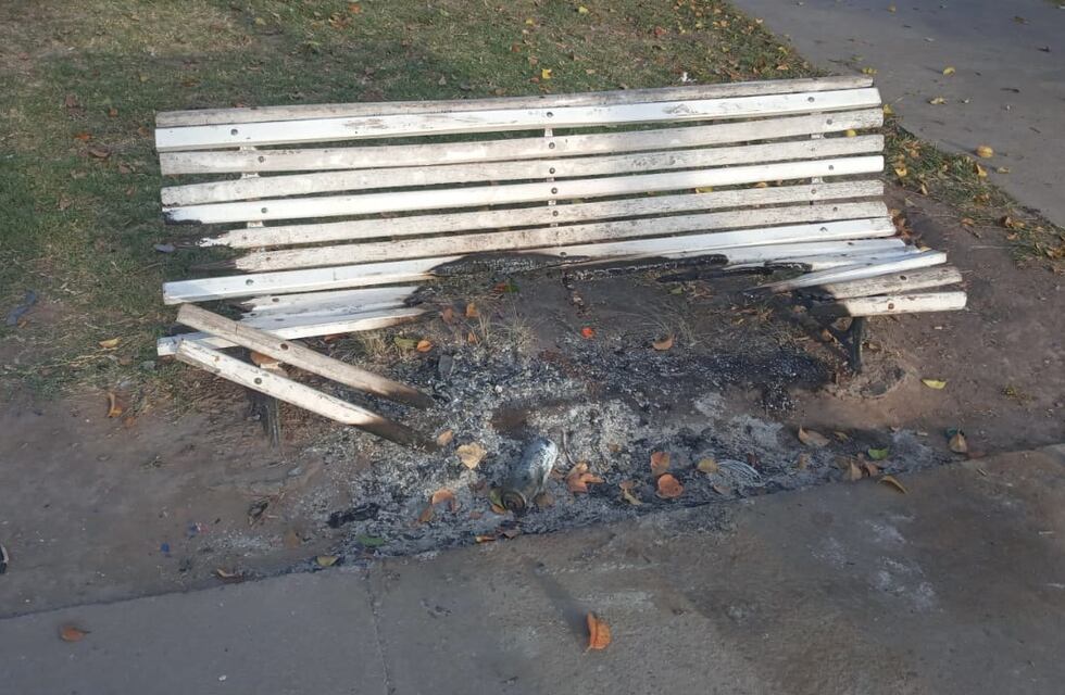 Incendiaron un banco en la plaza del barrio Italia