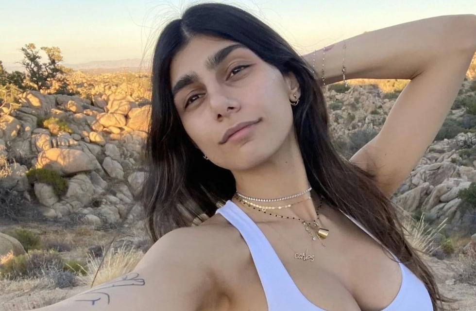 Mia Khalifa brilló en una producción fotográfica con una enteriza negra ‘cut out’ y botas bucaneras