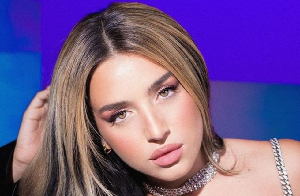 Lola Índigo cautivó con un look para una noche de fiesta