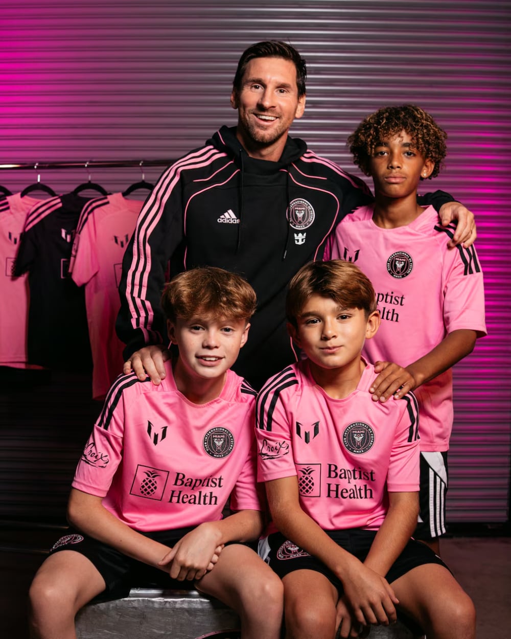 Lionel Messi posa junto a jugadores de las juveniles de Inter Miami