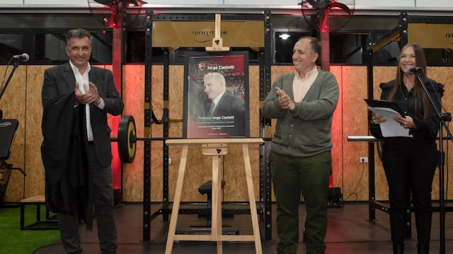 El presidente Ignacio Astore presentó un cuadro dedicado al ex preparador físico.