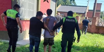 El joven fue detenido, en tanto que el menor fue puesto a resguardo con su madre.