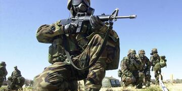 Estados Unidos ordenó la vacunación obligatoria para todos los miembros de las Fuerzas Armadas