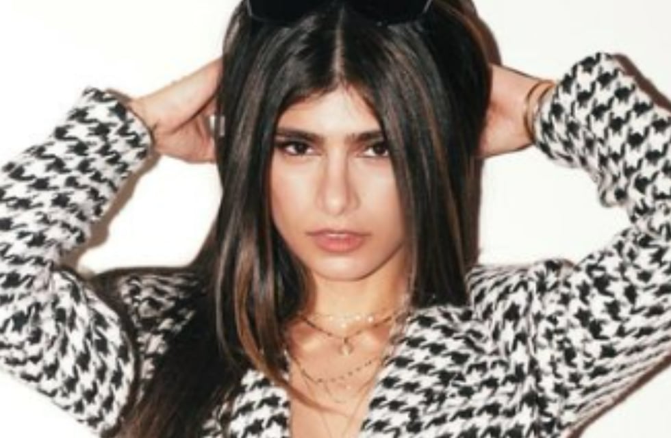 Desde París, Mía Khalifa jugó con la censura en Instagram y lució un vestido de transparencias