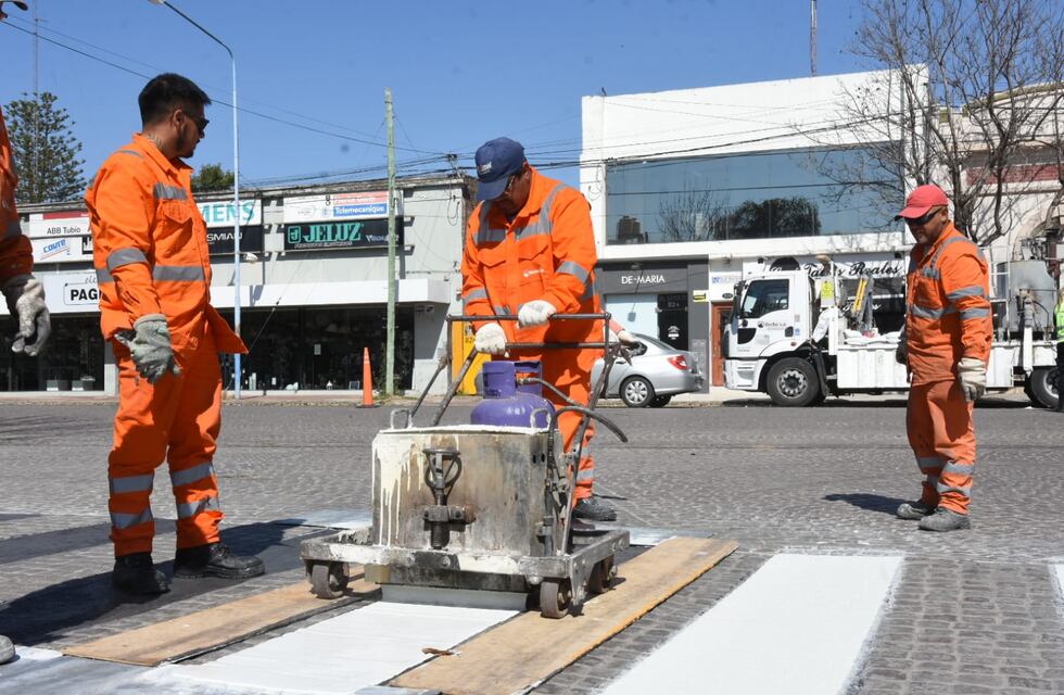 Sigue la señalización horizontal en avenida Santa Fe