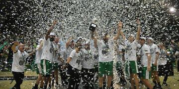 Atenas enfrentó a Racing de Chivilcoy en el Polideportivo Carlos Cerutti por la final de la Liga Argentina de básquet. Y logró el ascenso. Así fueron los festejos. (Facundo Luque / La Voz)