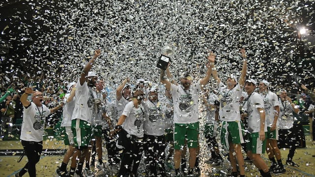 Atenas enfrentó a Racing de Chivilcoy en el Polideportivo Carlos Cerutti por la final de la Liga Argentina de básquet. Y logró el ascenso. Así fueron los festejos. (Facundo Luque / La Voz)