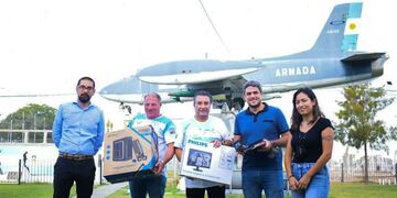 Concejales del Frente de Todos y el Presidente del Consorcio de Puerto Rosales donaron una computadora al Centro de Veteranos de Guerra.