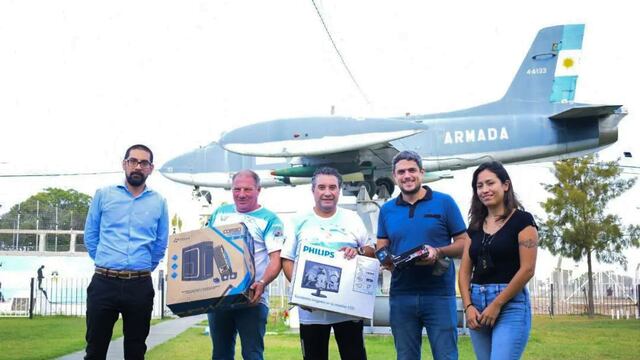 Concejales del Frente de Todos y el Presidente del Consorcio de Puerto Rosales donaron una computadora al Centro de Veteranos de Guerra.