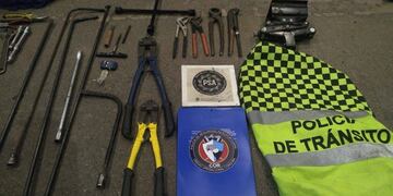Los elementos secuestrados a los sospechosos en el Aeropuerto Taravella. (PSA)