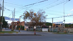 Infinidad de cables, muchos ya inutilizados y fuera de servicio, cuelgan sobre calles y avenidas de la capital jujeña. Varios concejales presentaron proyectos para resolver el problema.