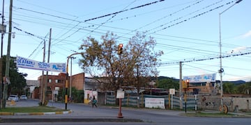 Infinidad de cables, muchos ya inutilizados y fuera de servicio, cuelgan sobre calles y avenidas de la capital jujeña. Varios concejales presentaron proyectos para resolver el problema.