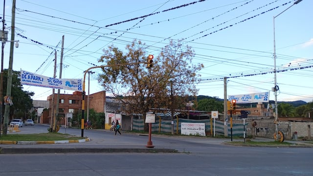 Infinidad de cables, muchos ya inutilizados y fuera de servicio, cuelgan sobre calles y avenidas de la capital jujeña. Varios concejales presentaron proyectos para resolver el problema.