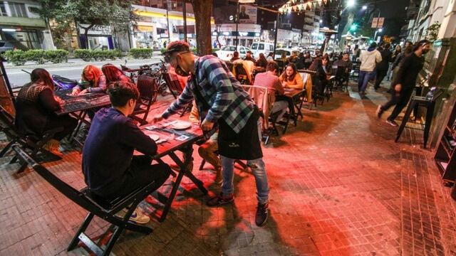 Bares podrían abrir hasta las 23 el fin de semana