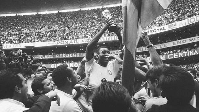 Pelé alzando la Copa Jules RImet en el Estadio Azteca, en 1970.