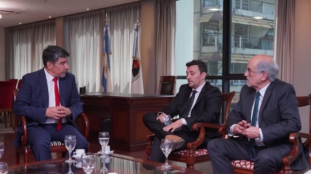 El vicegobernador Miguel Acevedo con representantes de la FET