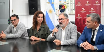 El presidente del Concejo Deliberante, Lisandro Aguiar; la gerente divisional Jujuy del banco Macro, Andrea Madariaga; el intendente Raúl Jorge y el secretario de Gobierno, Ezequiel Aldao Fascio, en la presentación de la aplicación digital para gestionar habilitaciones comerciales en San Salvador de Jujuy.